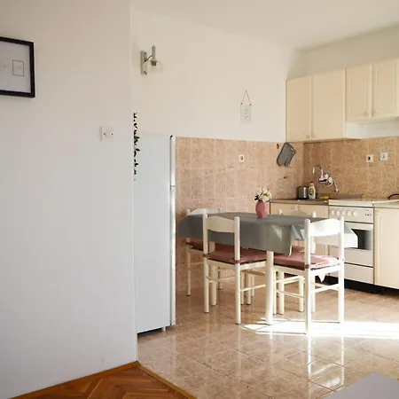 Apartman Lovren ポヴリャナ