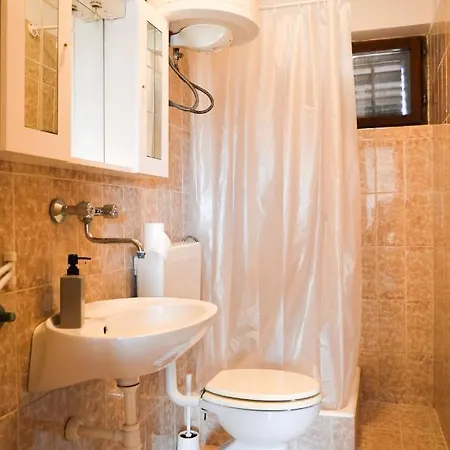 ホームステイ Apartman Lovren *