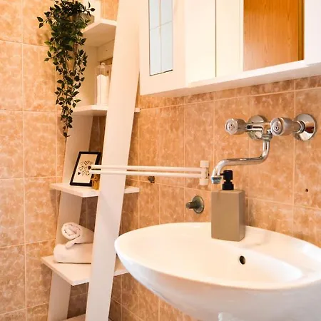 ホームステイ Apartman Lovren