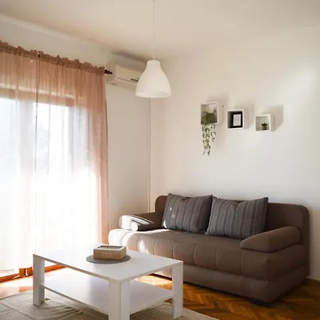 Apartman Lovren ホームステイ *